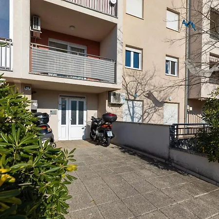 Sea View Apartment Michelle Near Nugal Beach Apartment Makarska